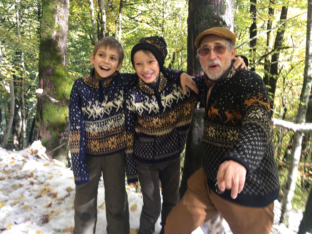 свитер с оленями и снежинками FAMILY LOOK