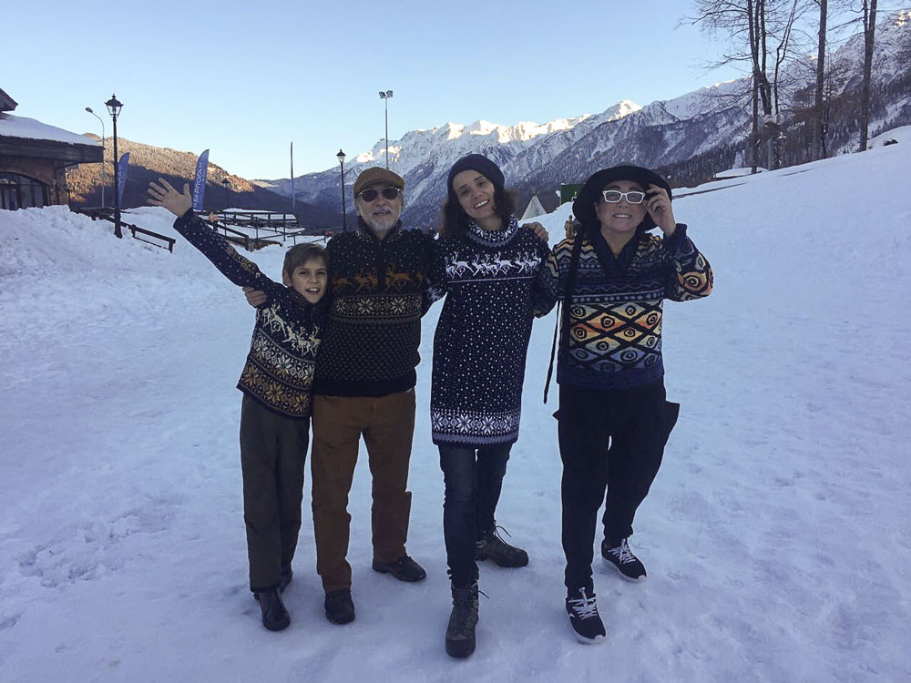 свитер с оленями и снежинками FAMILY LOOK
